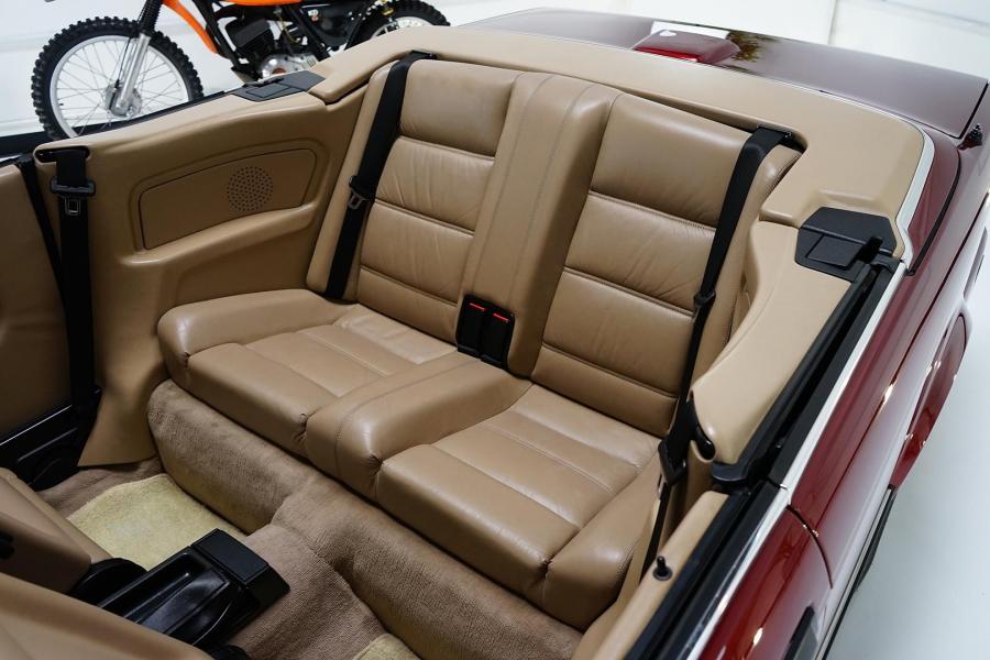 Интерьер BMW 325i Convertible (Calypso Red) 1990 года  (фото 87 из 190)